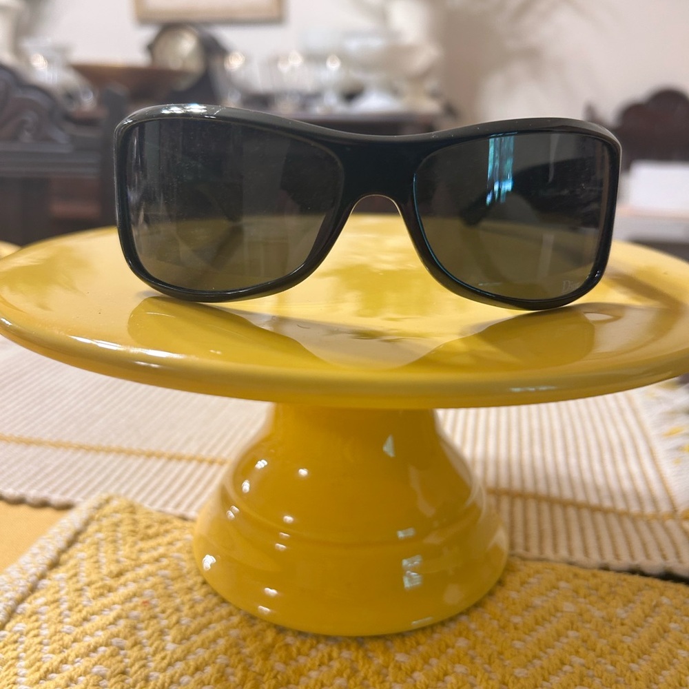 Dior Elegant Black Sunglasses with Case - Picture 2 of 8